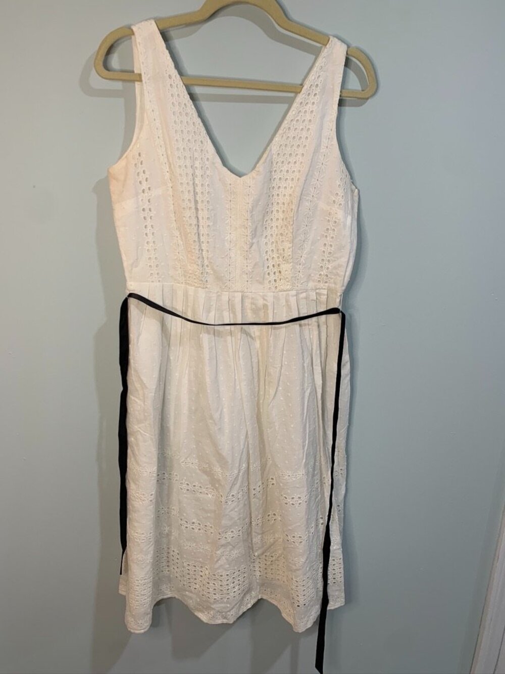 Dressbarn White Eyelet Dress Womens Size 8 Sleeveless V Neck Cotton Fit Flare